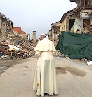 El Papa reza entre los escombros en Amatrice.