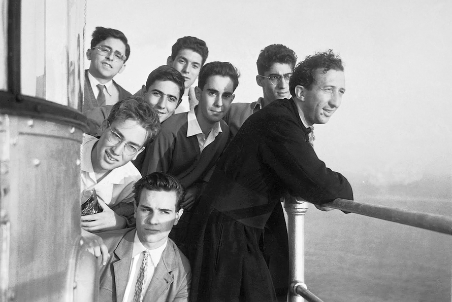 Faro de Portofino (GE), 1956. Don Giussani de excursión con un grupo de jóvenes. © Fraternidad de CL