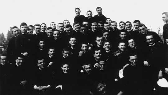 Venegono, 1945. Foto de grupo en el Seminario mayor (don Giussani está en el centro). ©Archivo personal Livia Giussani - Fraternidad de CL