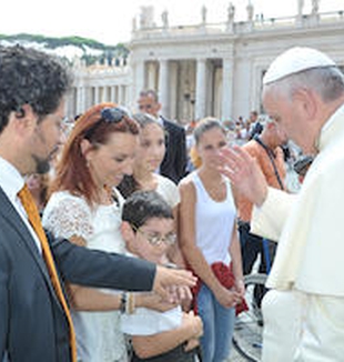 Jonás y su familia con el Papa Francisco.