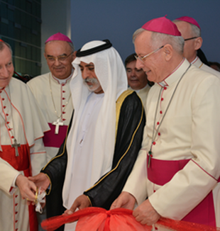 El cardenal Pietro Parolin y monseñor Paul Hinder inauguran la iglesia <br>de Sanit Paul con el jeque Nahyan bin Mubarak Al Nahyan, el 12 de junio de 2015.
