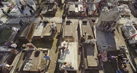'The Guardians'', un fotograma del video en el cementerio de Escútari