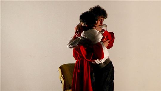La escena del abrazo entre el cardenal Federico y el Innominado en la representación de ''Los novios''