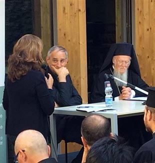 El Patriarca de Constantinopla y monseñor Matteo Zuppi en el Liceo Malpighi de Bolonia