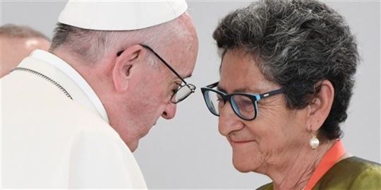 El Papa con Mira García, una de las víctimas