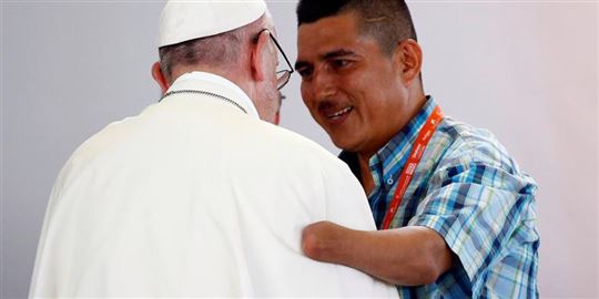 El abrazo a Juan Carlos Murcia Perdomo, exguerrillero de las FARC