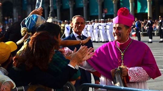 El saludo a los fieles en la plaza del Duomo