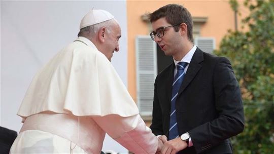 El Papa con Davide Leardini, vicepresidente del consejo estudiantil