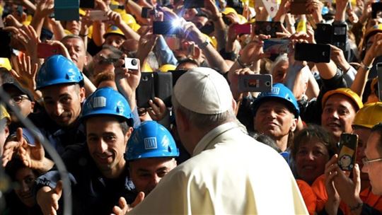 El Papa Francisco con los trabajadores de Ilva en Génova el pasado mayo