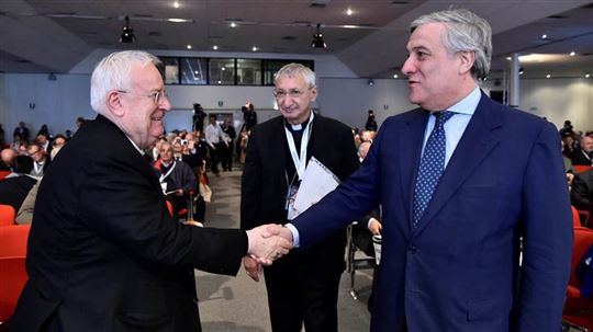 El presidente de la CEI, cardenal Gualtiero Bassetti, y monseñor Filippo Santoro con el presidente del Parlamento europeo, Antonio Tajani