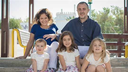 La familia Avallone: Silvia, embarazada, junto a Roberto y sus tres hijas