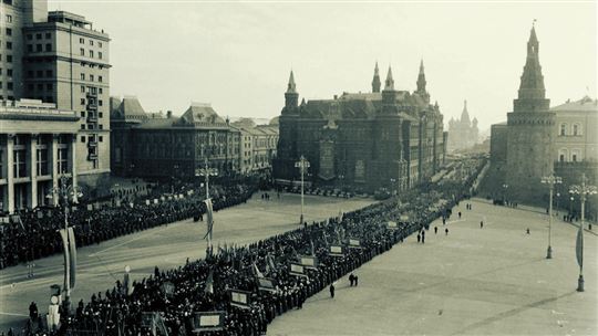 Desfile militar en Moscú en 1955 por el aniversario de la Revolución