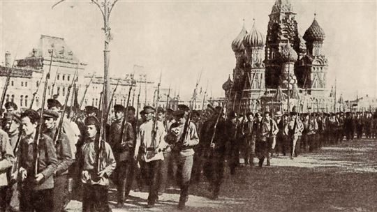 Tropas obreras delante del Kremlín en 1918