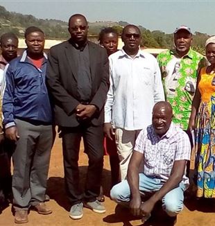 Don Emil con algunos amigos de la comunidad de CL en Camerún