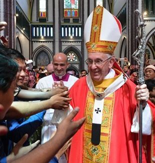 Papa Francisco encuentra a los jóvenes birmanos