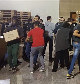 Los egipcios de la comunidad copta de Roma trabajando en el "almacén" de la Recogida de Alimentos en la Estación Prenestina