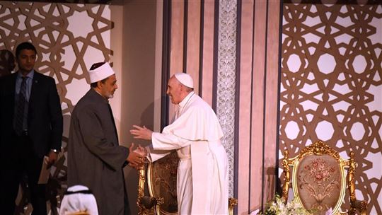El papa Francisco en El Cairo con el imán de Al Azhar