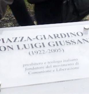 La placa que dedica a don Giussani una plaza de Castione Marchesi, en provincia de Parma.