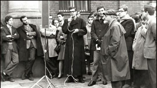 A la entrada de la universidad, con sombrero, el rector Ezio Franceschini; al micrófono Mario Capanna