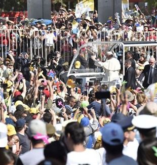 La multitud recibe al Papa en Santiago de Chile