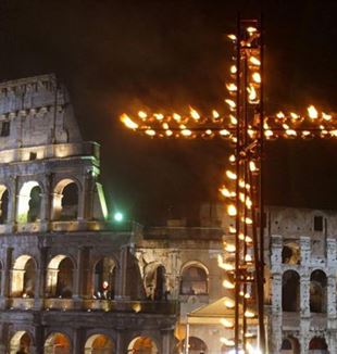Via Crucis en el Coliseo de Roma