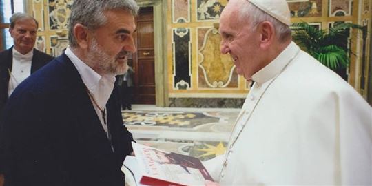 El padre Daniele Moschetti entrega al Papa Francisco su libro sobre Sudán del Sur