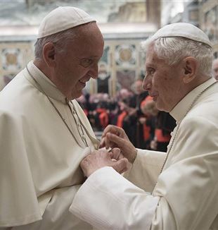 El abrazo entre dos Papas.