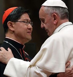 El cardenal Tagle con el Papa