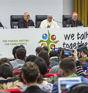 El Papa Francisco habla a los jóvenes del pre-sínodo