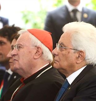 El cardenal Gualtiero Bassetti y el presidente Mattarella.