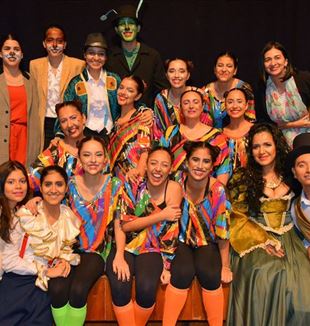 Los protagonistas del espectáculo sobre Pinocho en la conferencia cerca de la educación de Asunción