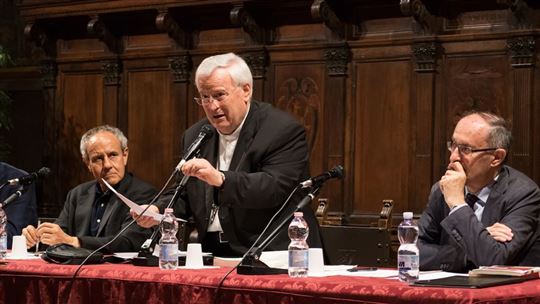 Julián Carrón, el cardenal Gualterio Bassetti y Massimo Borghesi