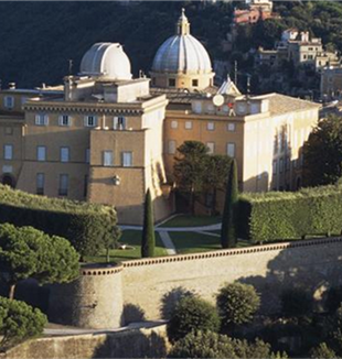 Castel Gandolfo con el observatorio de la Specola Vaticana