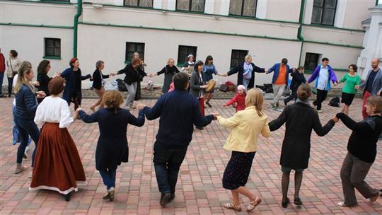 Bailes tradicionales bielorrusos en las afueras de Pamiežža