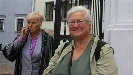 A la derecha, Valentina Kuznetsov, biblista moscovita, traductora de la Biblia al ruso contemporáneo