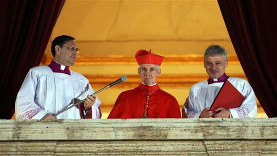 El cardenal Tauran anuncia la elección de Papa Francisco, el 13 de marzo de 2013