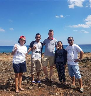 El padre Michiel con los amigos de Indonesia