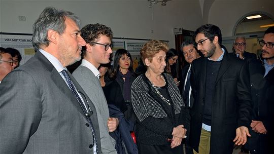 Mariella Enoc, presidenta del Bambin Gesù, en la exposición montada en el hospital