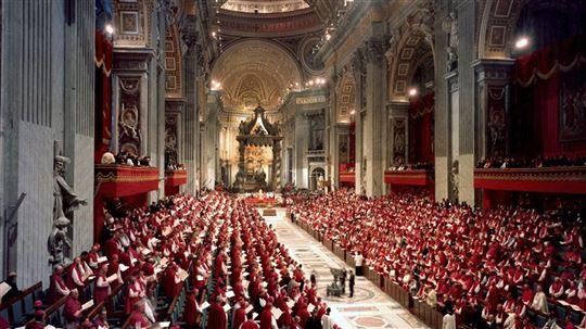 Una sesión del Concilio Vaticano II en la Basílica de San Pedro