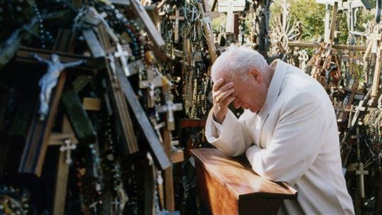 Juan Pablo II reza en Vilna en 1993