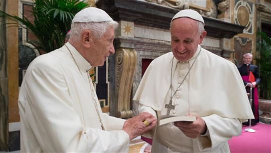 Benedicto XVI, papa emérito, y Francisco