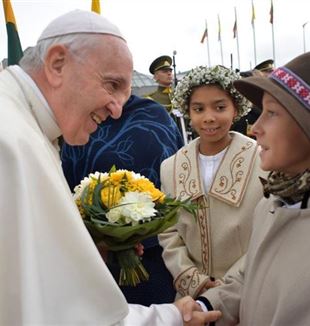 Simonas, junto a una compañera, saluda al Papa al llegar a Lituania