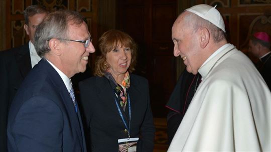 Pilar Vigil y su marido con el papa Francisco en 2015 durante el encuentro anual de la Pontificia Academia para la Vida