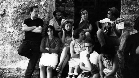 Don Giussani con un grupo de jóvenes en Varigotti en 1969. A su lado, padre Emmanuel Braghini (©Fraternidad de CL)