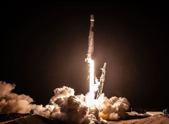 Lanzamiento del Falcon 9 en la misión Sacom-1A