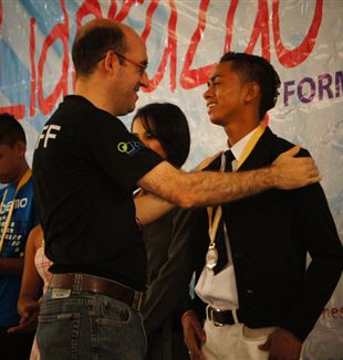 José Rodríguez Parmo saluda a un joven en un acto de graduación