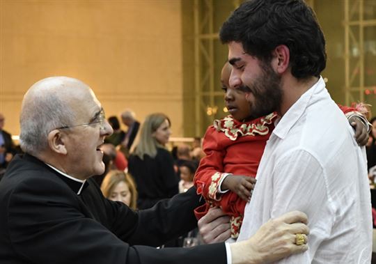 Carlos Osoro, cardenal arzobispo de Madrid, saluda a algunos invitados