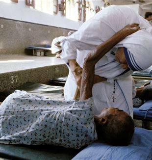 Calcuta, 1979. La Madre Teresa con uno de sus pobres