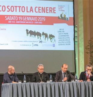 Por la izquierda: Pietro Piccinini, monseñor Franco Cavina, Alessandro Rondoni y Massimo Vincenzi