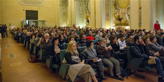 El público del auditorio San Rocco de Carpi (Modena)